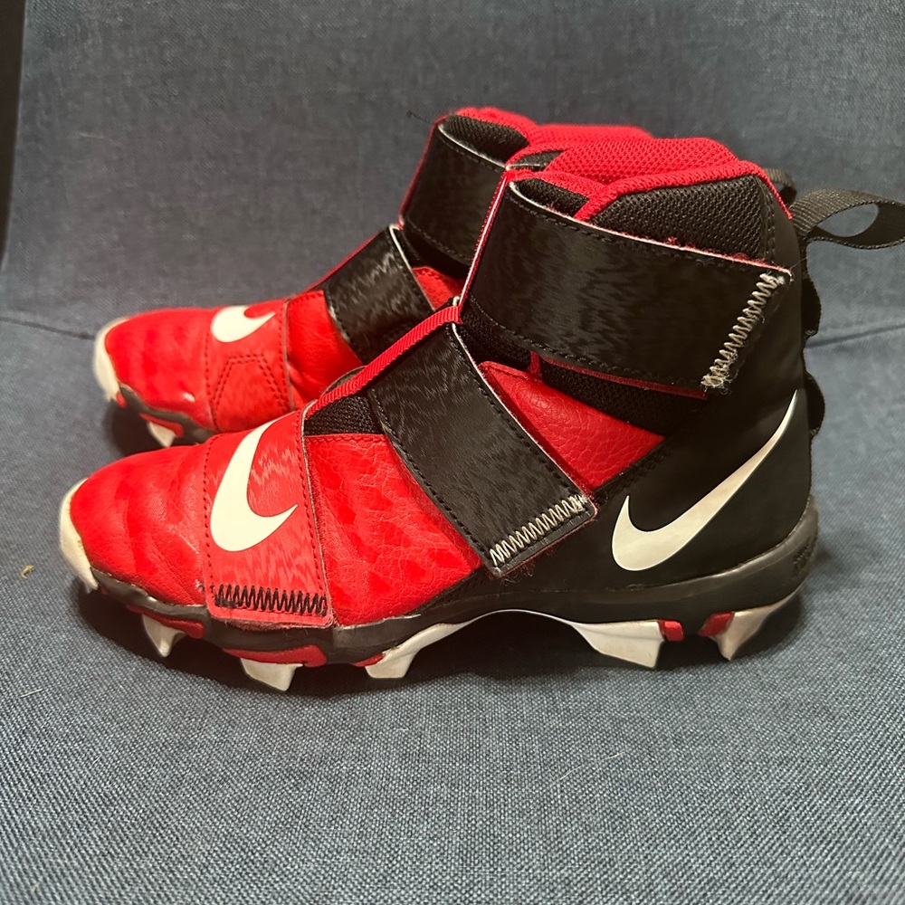 Nike Kids' Force Savage Shark 2 Mid Football Cleats size 3 youth.  Red/black